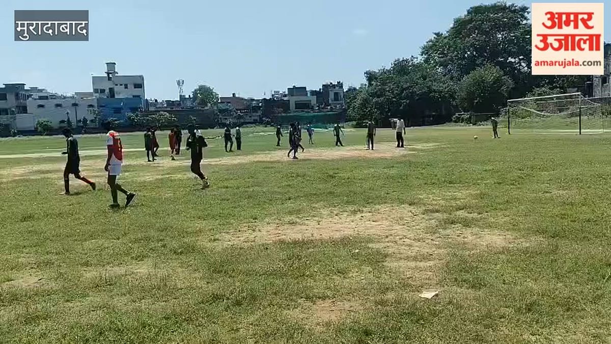 पारकर इंटर कॉलेज में फुटबॉल प्रतियोगिता, खिलाड़ियों ने दिखाया दम