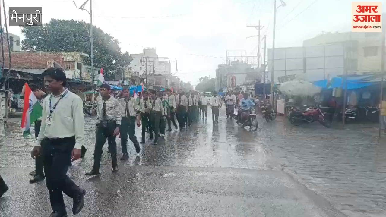School children took out tricolor procession in Mainpuri