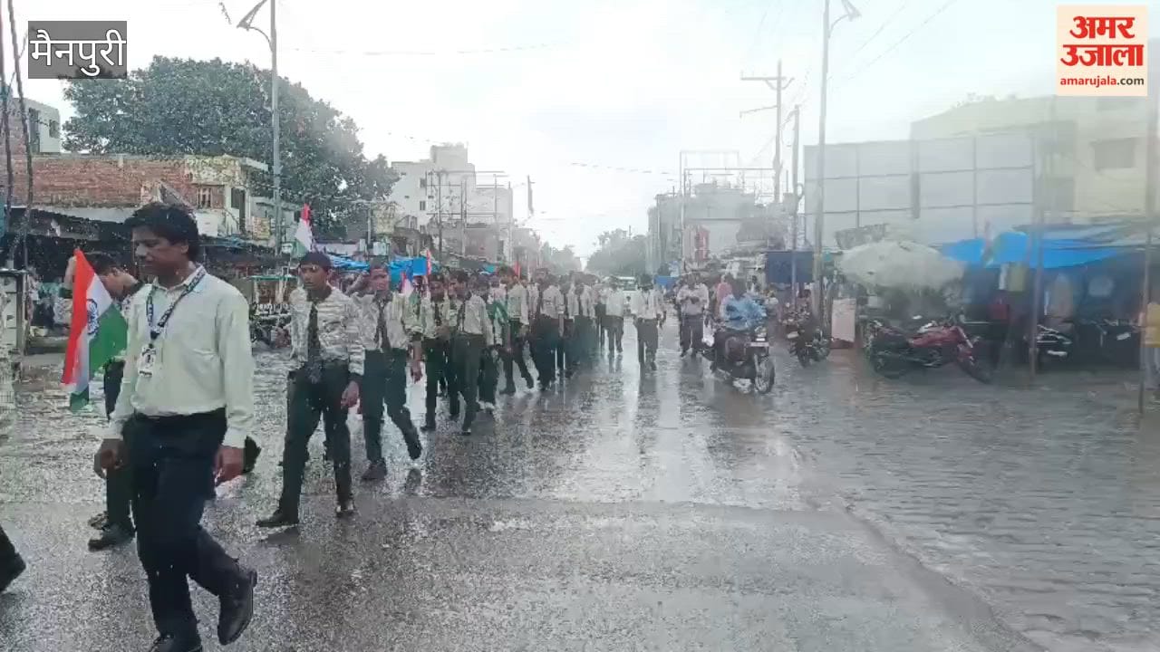 School children took out tricolor procession in Mainpuri
