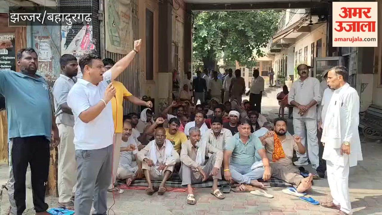 Bahadurgarh contractors' employees have also joined the strike; the city's entire sanitation system has collapsed, and 60 tonnes of garbage remain uncollected.