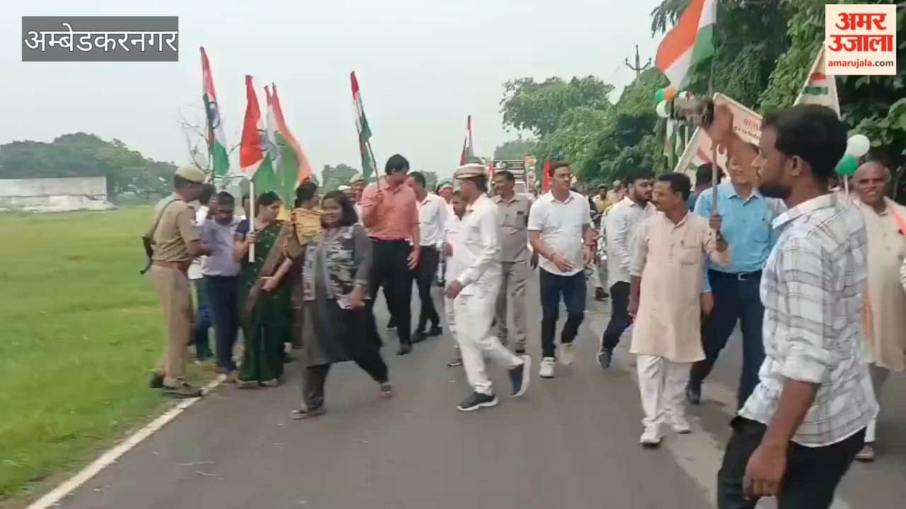 अंबेडकरनगर: हवाई पट्टी से शिवबाबा धाम तक निकली भव्य तिरंगा यात्रा, गूंजा वंदे मातरम्  एक हजार मीटर लंबा तिरंगा बना आकर्षण का केंद्र, बच्चों ने प्रस्तुत किए