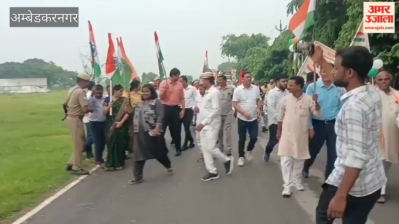 अंबेडकरनगर: हवाई पट्टी से शिवबाबा धाम तक निकली भव्य तिरंगा यात्रा, गूंजा वंदे मातरम्  एक हजार मीटर लंबा तिरंगा बना आकर्षण का केंद्र, बच्चों ने प्रस्तुत किए