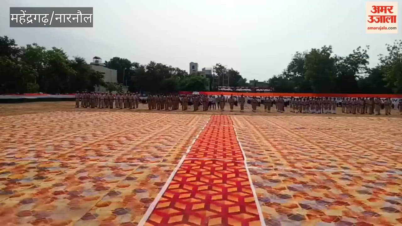 MLA Omprakash Yadav hoisted the flag in Mahendragarh, and NCC cadets held a parade.