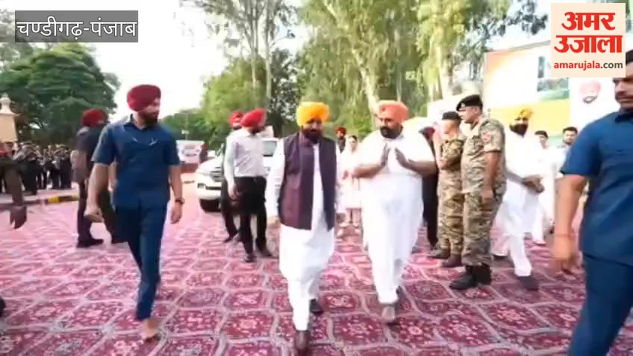 Chief Minister Bhagwant Mann paid tribute to the martyrs at the Hussainiwala border.