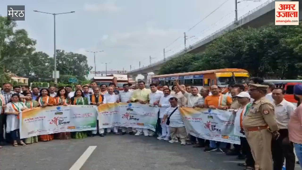 Meerut: Meerut Residents Join National Anthem at Begumpul on Amar Ujala’s ‘Maa Tujhe Pranam’ Call