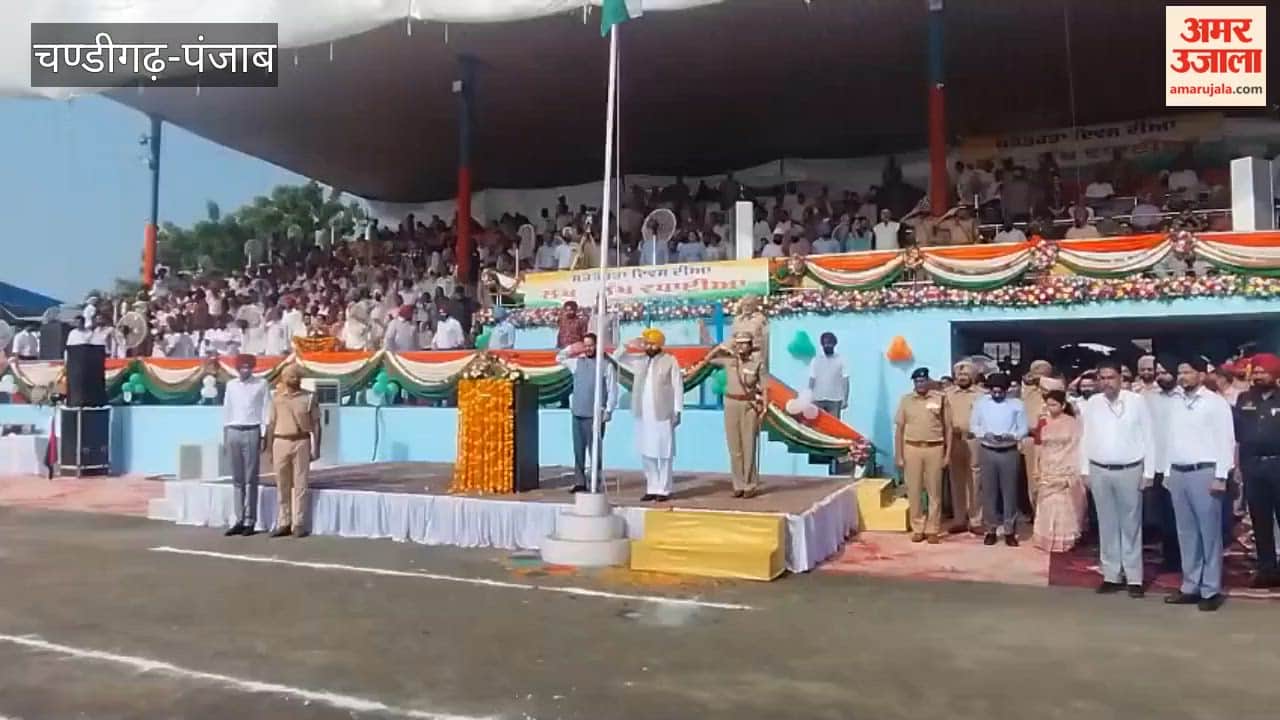 Minister Hardeep Singh Mundian hoisted the flag in Bathinda.