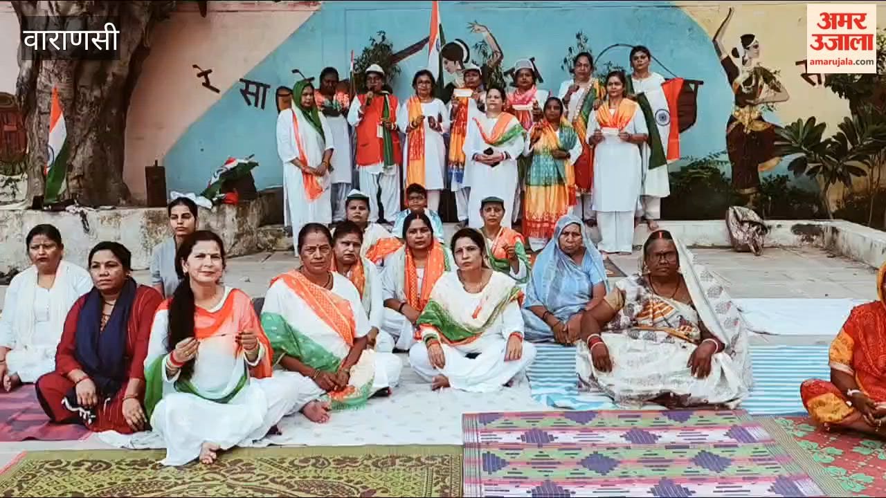 Women hoist the Tricolour in Kashi