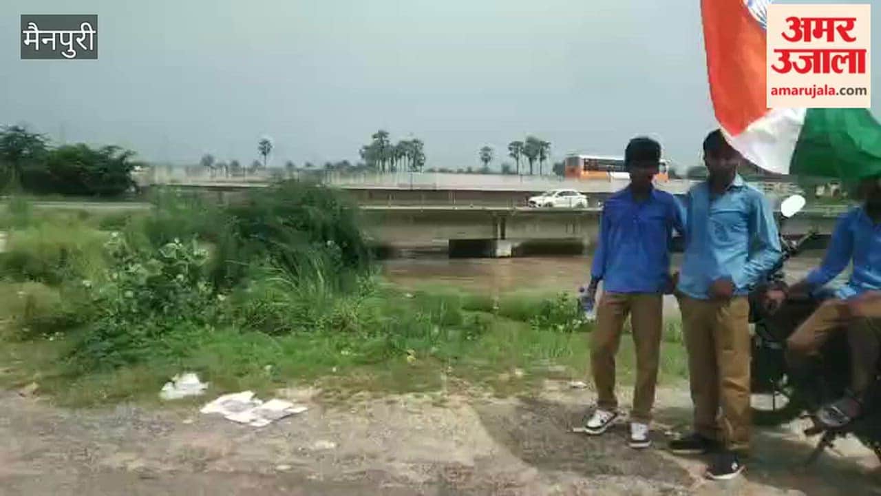 Students Celebrate Independence Day with Tiranga Selfies at Dannahar Canal Bridge