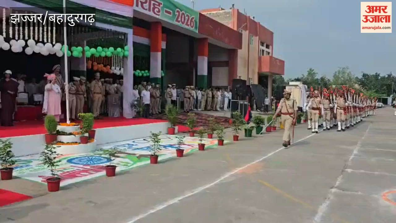 Health Minister Kumari Aarti Singh Rao hoisted the flag in Jhajjar.