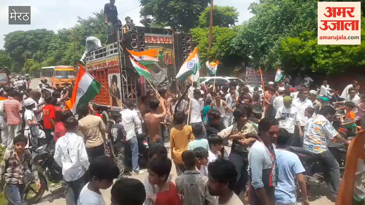 Meerut: Youth Dance to DJ Music During Tiranga Rally from Nauchandi