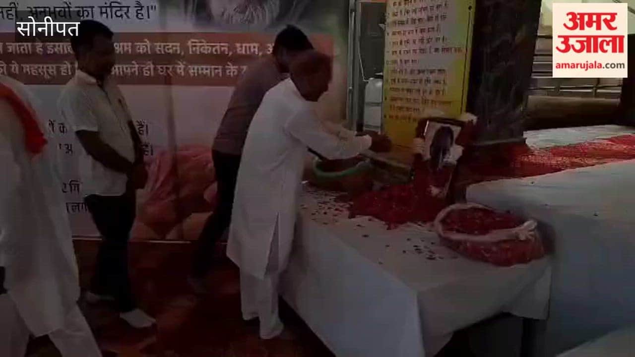 Community pays tribute to Mumbai textile merchant Shivcharan Gupta; his daughters did not attend.