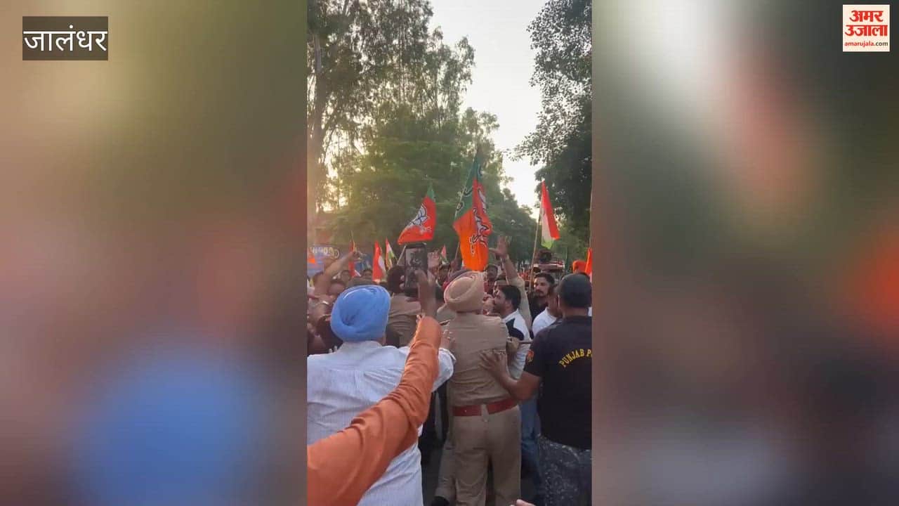 BJP youth staged a strong protest outside Congress Bhawan in honour of Vande Mataram, singing Vande Mataram while standing in the middle of the road.