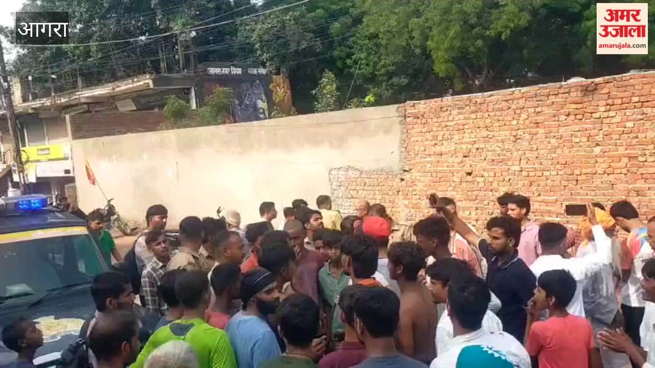 Agra: Kanwariyas Block Road in Khandari Over Demand to Offer Kanwar, Clash of Words With Police