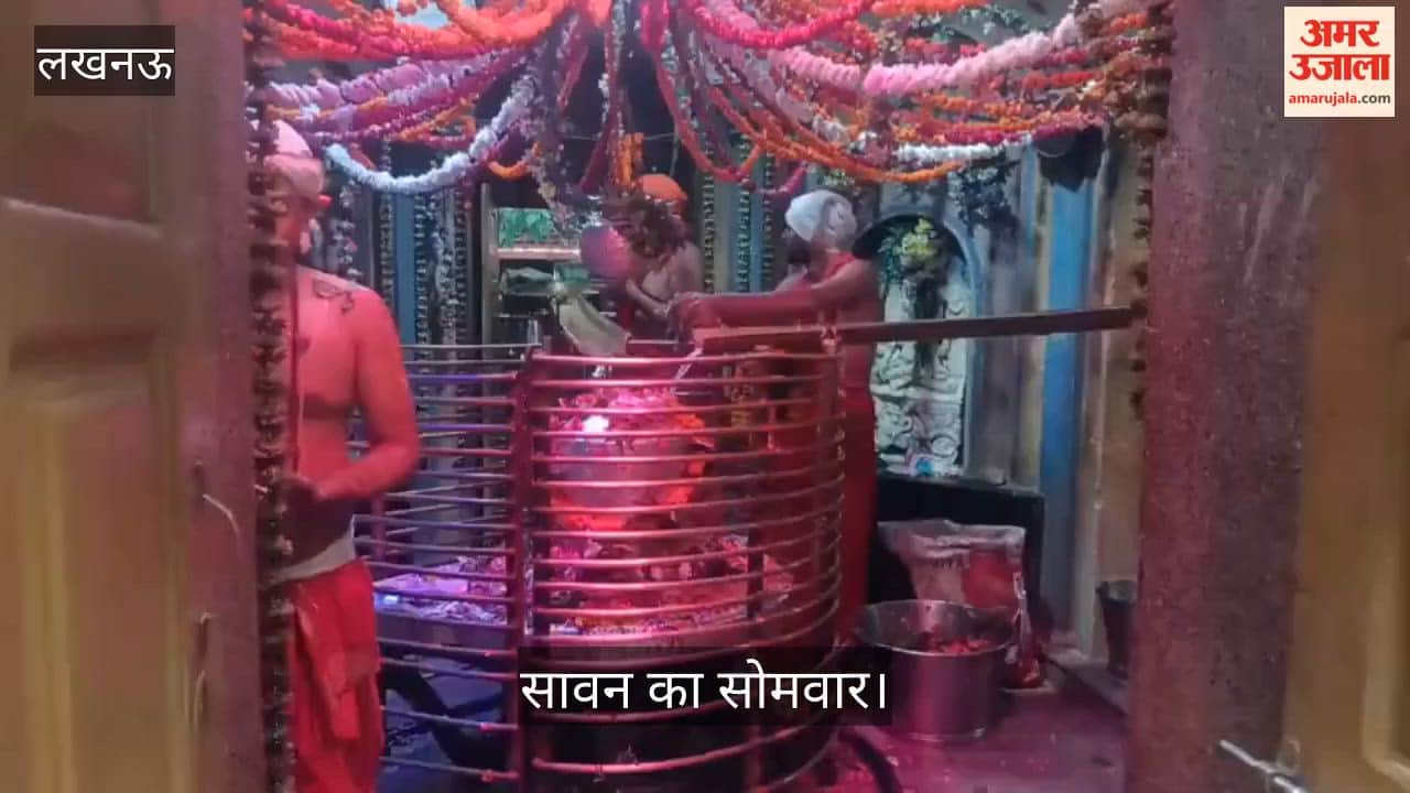 लखनऊ: सावन के सोमवार पर मनकामनेश्वर मंदिर में उमड़ी भक्तों की भीड़