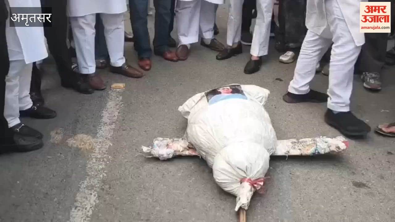 BJP protests against Sonia Gandhi's alleged conduct during Vande Mataram; effigy burnt in Amritsar.