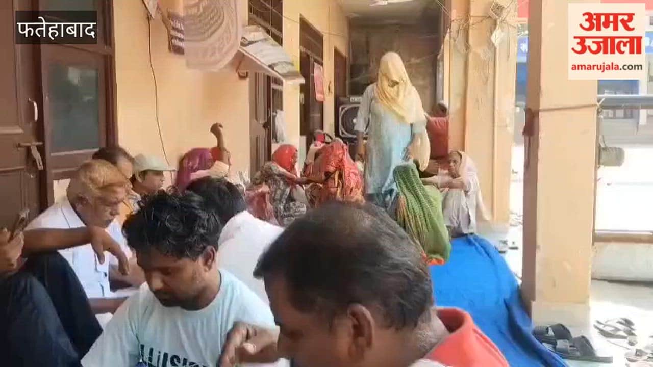 Sarv Karamchari Sangh leader Krishna Nain visited the protest by Fatehabad-Tohana Municipal Council employees and lashed out at the government