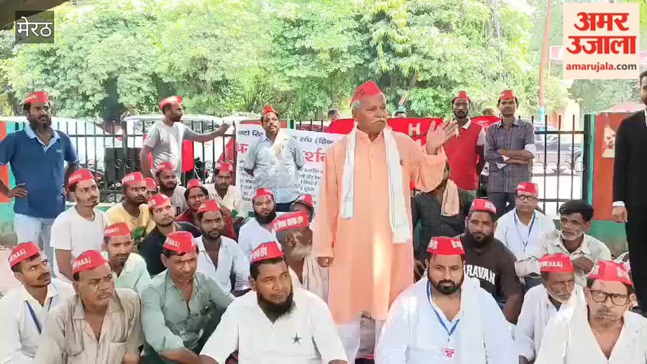 Meerut: Auto-rickshaw drivers' union staged a protest at the Commissioner's office.