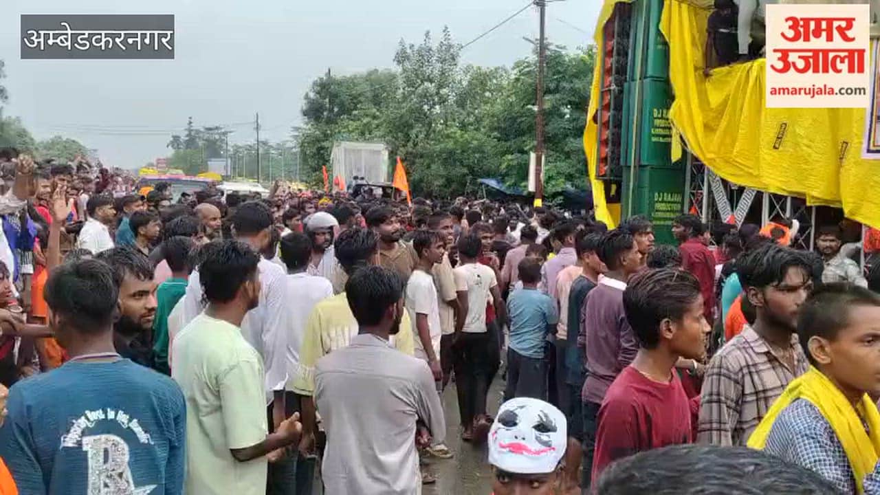 अंबेडकरनगर में कांवड़ियों की शिवबाबा धाम में उमड़ी भीड़