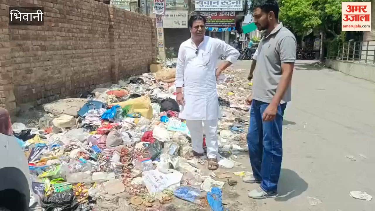 In Bhiwani, the Congress District Urban President staged a protest by planting a BJP flag on a garbage heap and issued a one-week ultimatum to the government.
