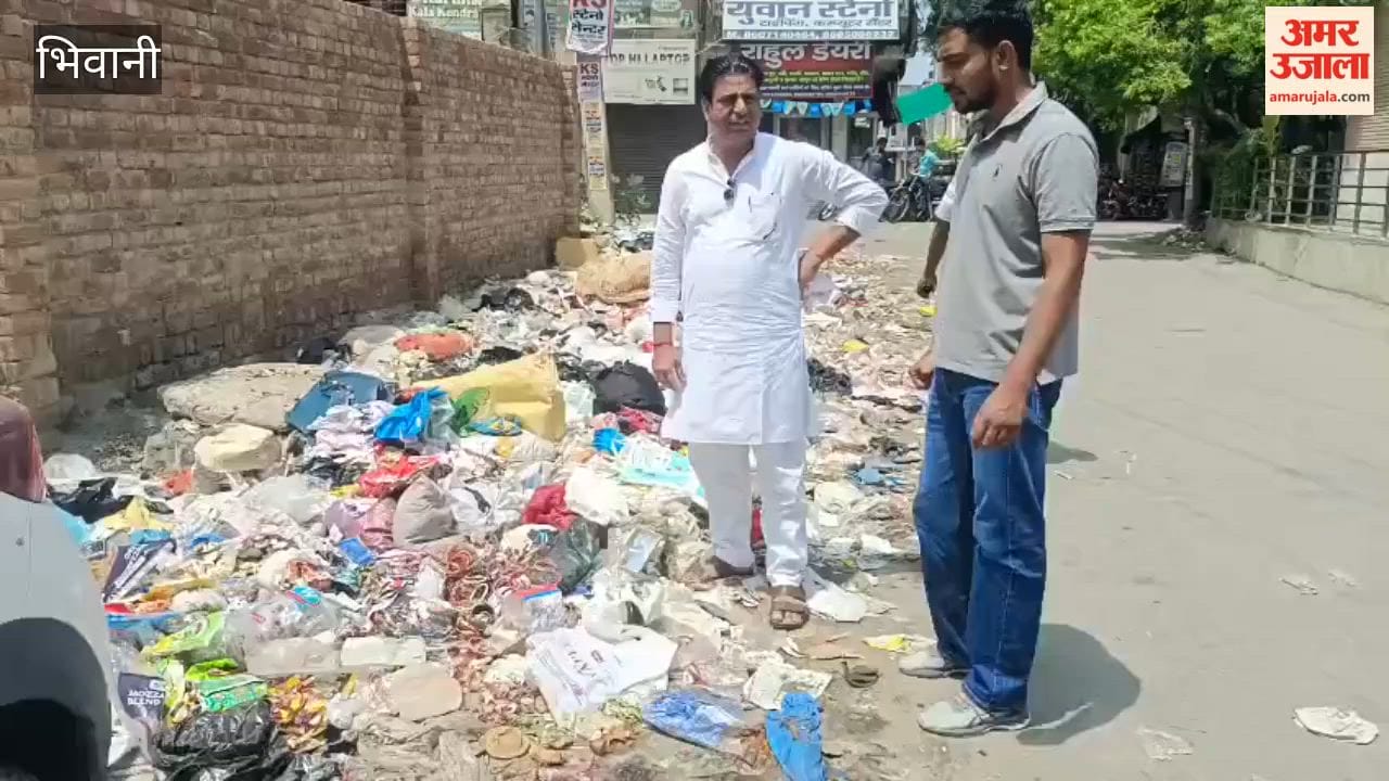 In Bhiwani, the Congress District Urban President staged a protest by planting a BJP flag on a garbage heap and issued a one-week ultimatum to the government.