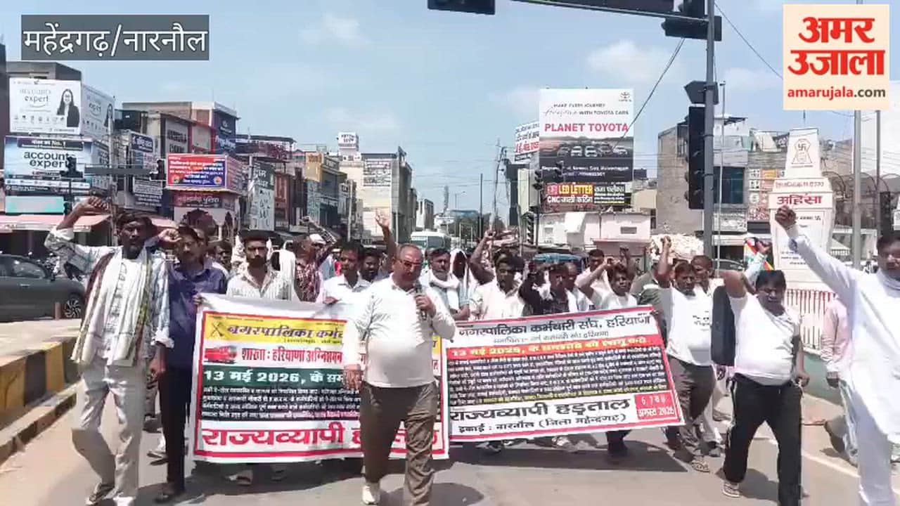 Narnaul sanitation workers staged a protest over their demands and submitted a memorandum to the Chairperson.