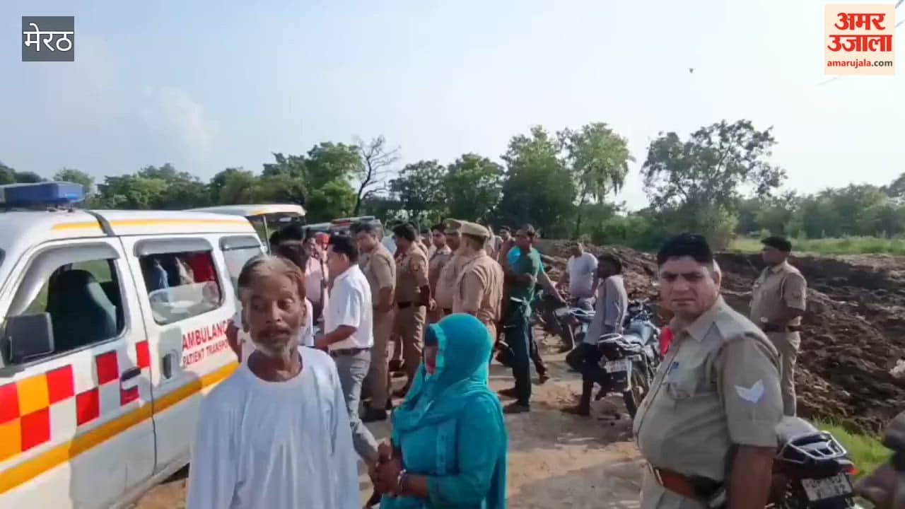 Meerut: Family members arrived at the cowshed with the body of employee Ankaj and sat on a protest at the main gate.