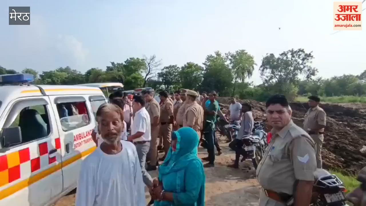 Meerut: Family members arrived at the cowshed with the body of employee Ankaj and sat on a protest at the main gate.
