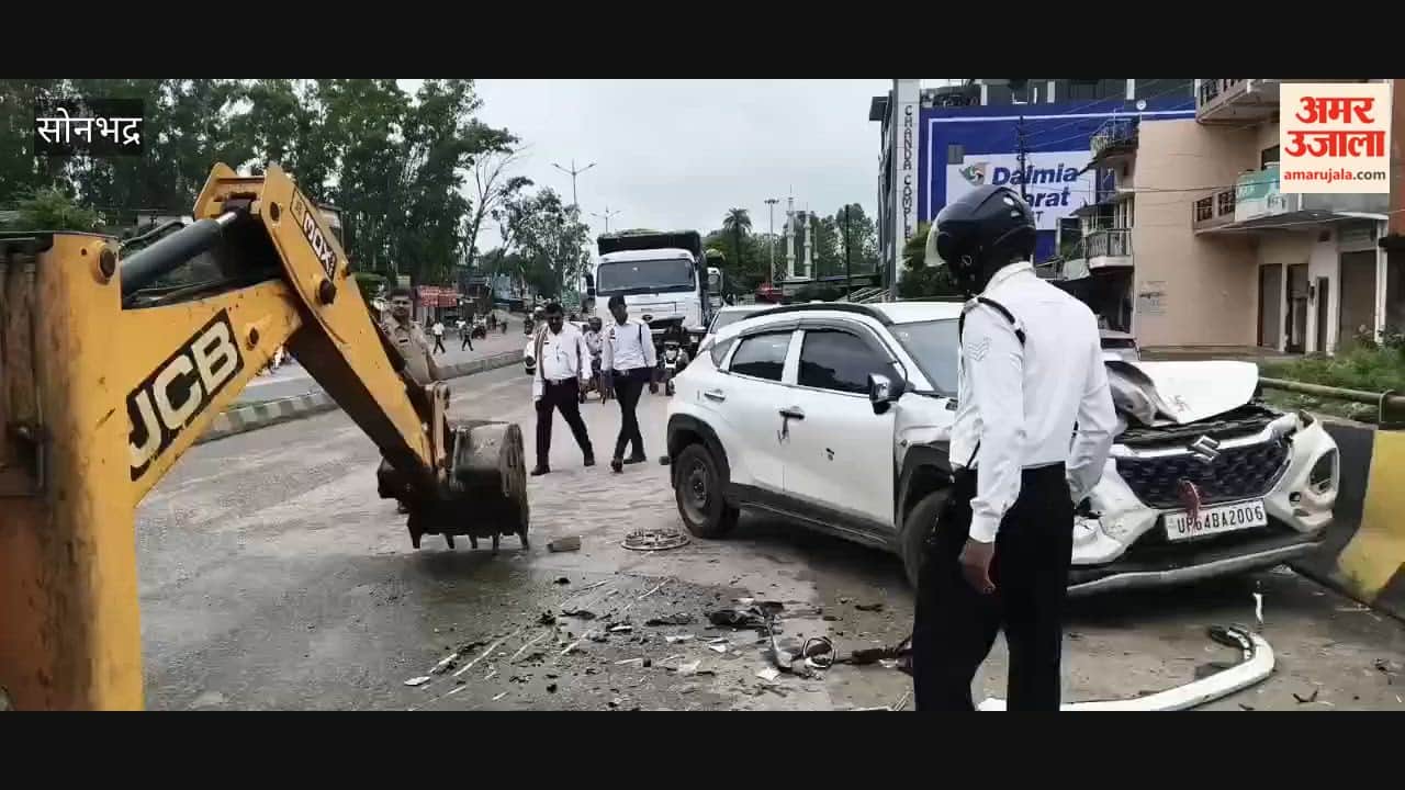Two cars collided head-on on the flyover, traffic disrupted