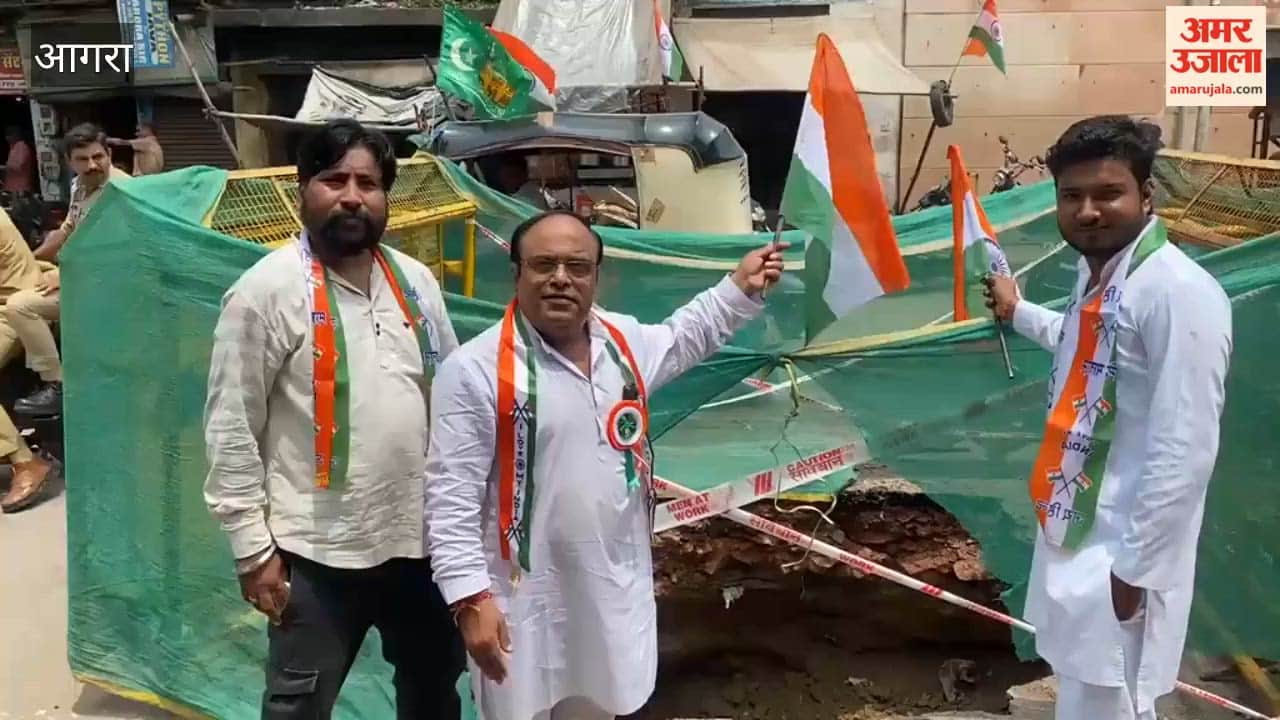 SP Leader Hoists Tricolor Over Deep Pothole in Agra on Independence Day