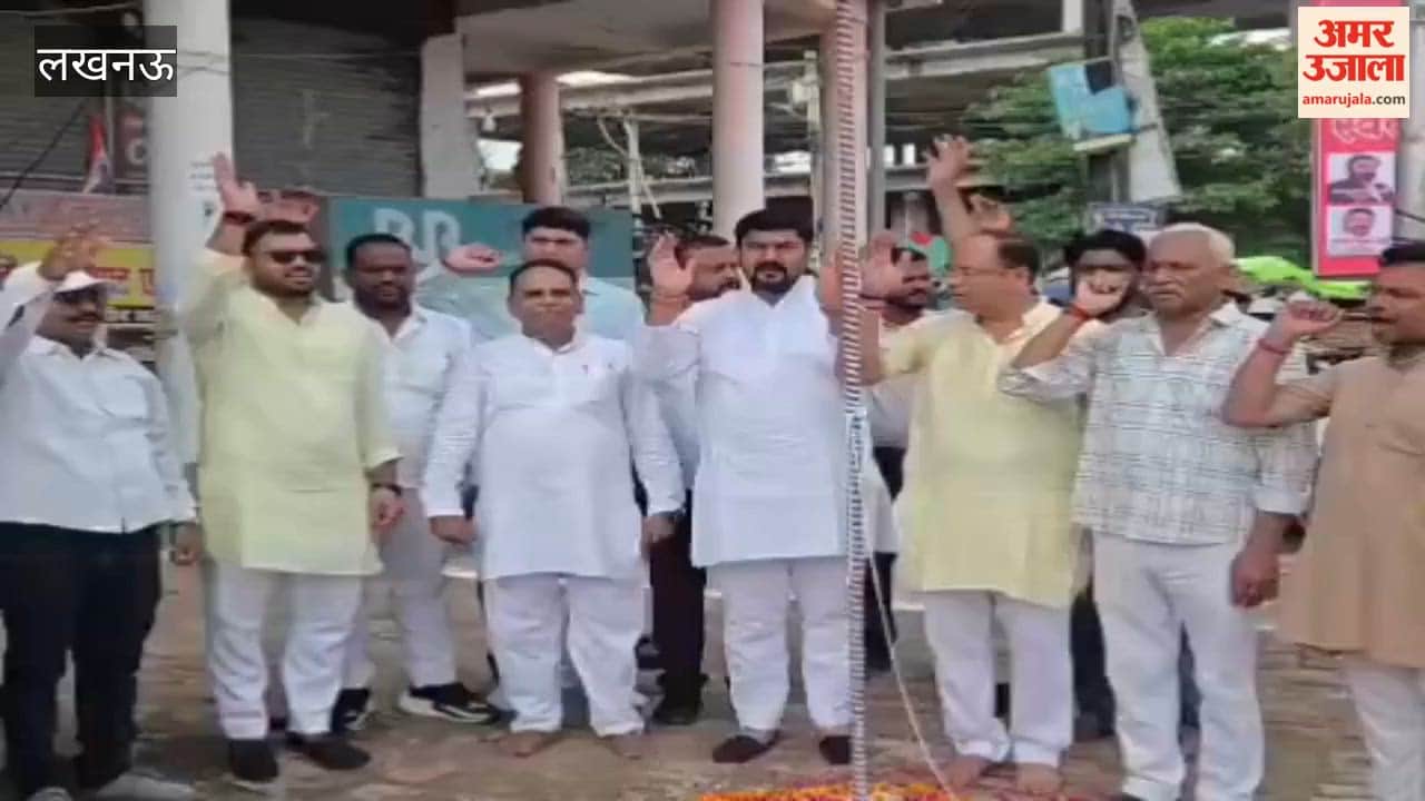 लखनऊ में ध्वजारोहण में व्यापारियों ने लिया राष्ट्र प्रथम का संकल्प