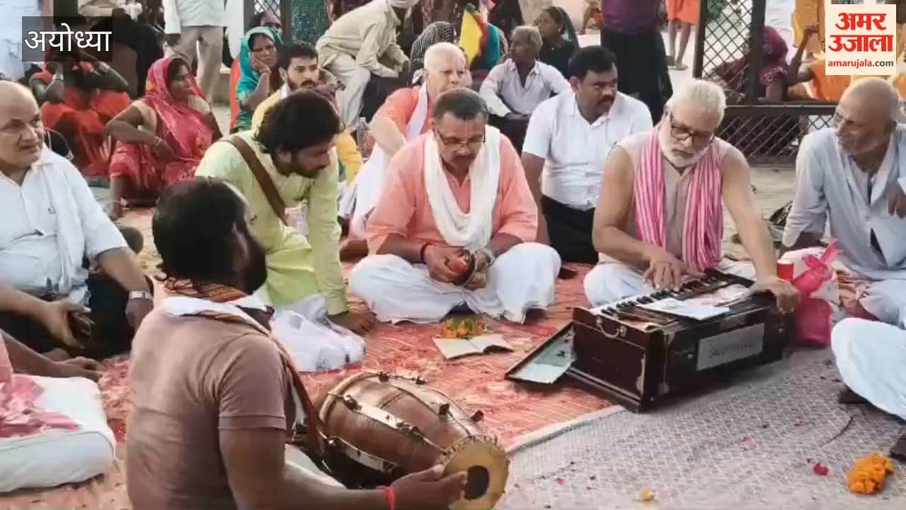 अयोध्या में मनुमुनि कुंड में झूले पर विराजमान हुए भगवान के स्वरूप, भक्तों ने गाए भजन