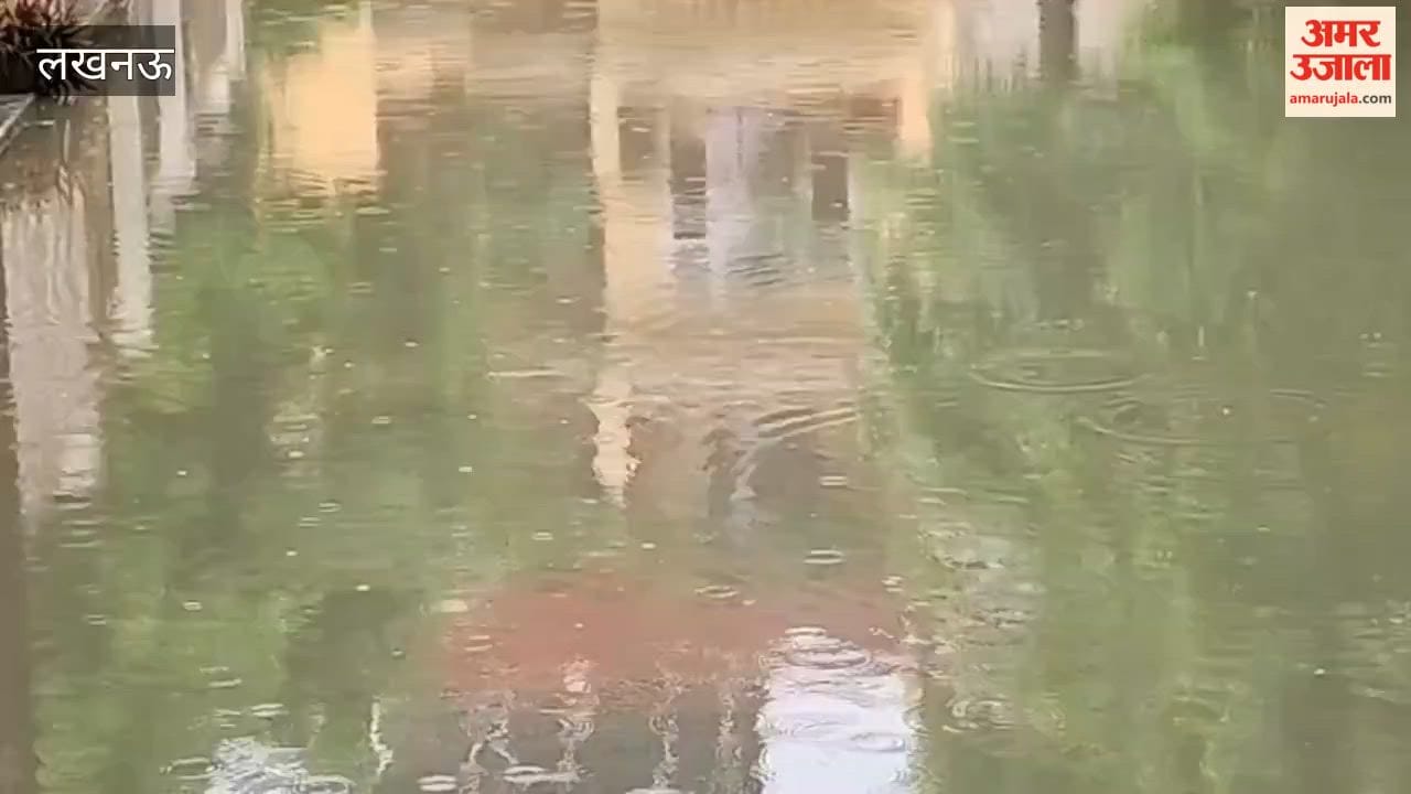 लखनऊ के इंदिरा नगर में सेक्टर-12 और 8 में बारिश के बाद सड़कें पानी से लबालब