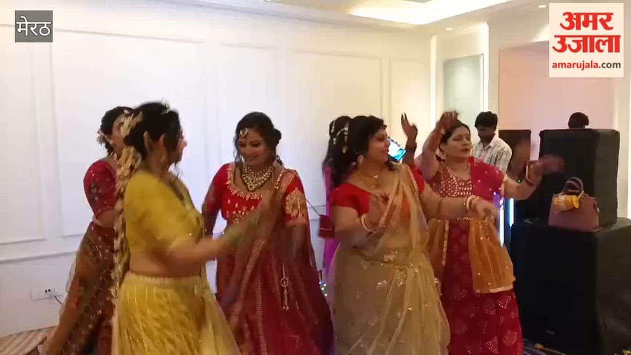 Meerut: Sakhiyan Club celebrated the Teej festival and danced to their hearts' content.