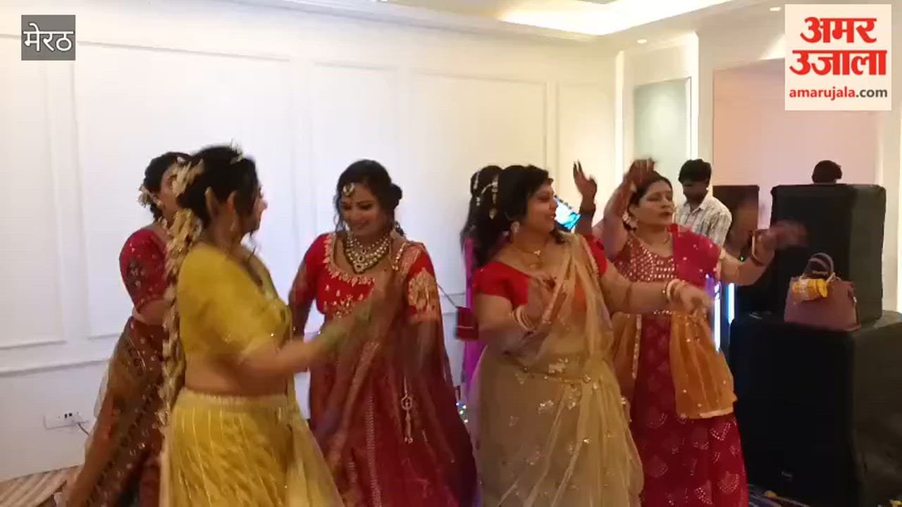 Meerut: Sakhiyan Club celebrated the Teej festival and danced to their hearts' content.