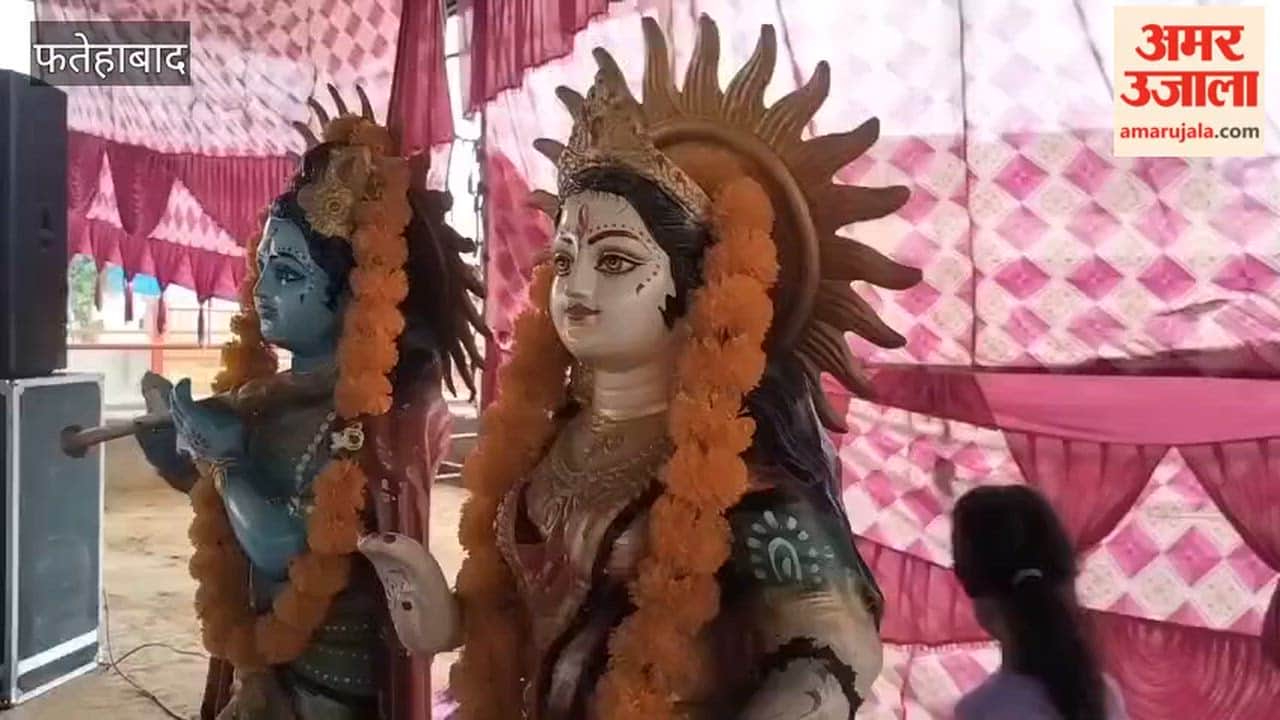 Women performed *kirtan* and enjoyed the swings during the Teej festival at the Shri Krishna Gaushala in Tohana, Fatehabad.