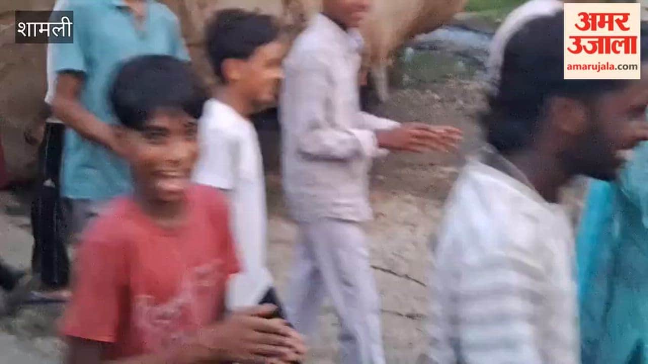 Shamli: Villagers take to the streets to protest against overloaded vehicles and the negligence of an ethanol plant; block the road.