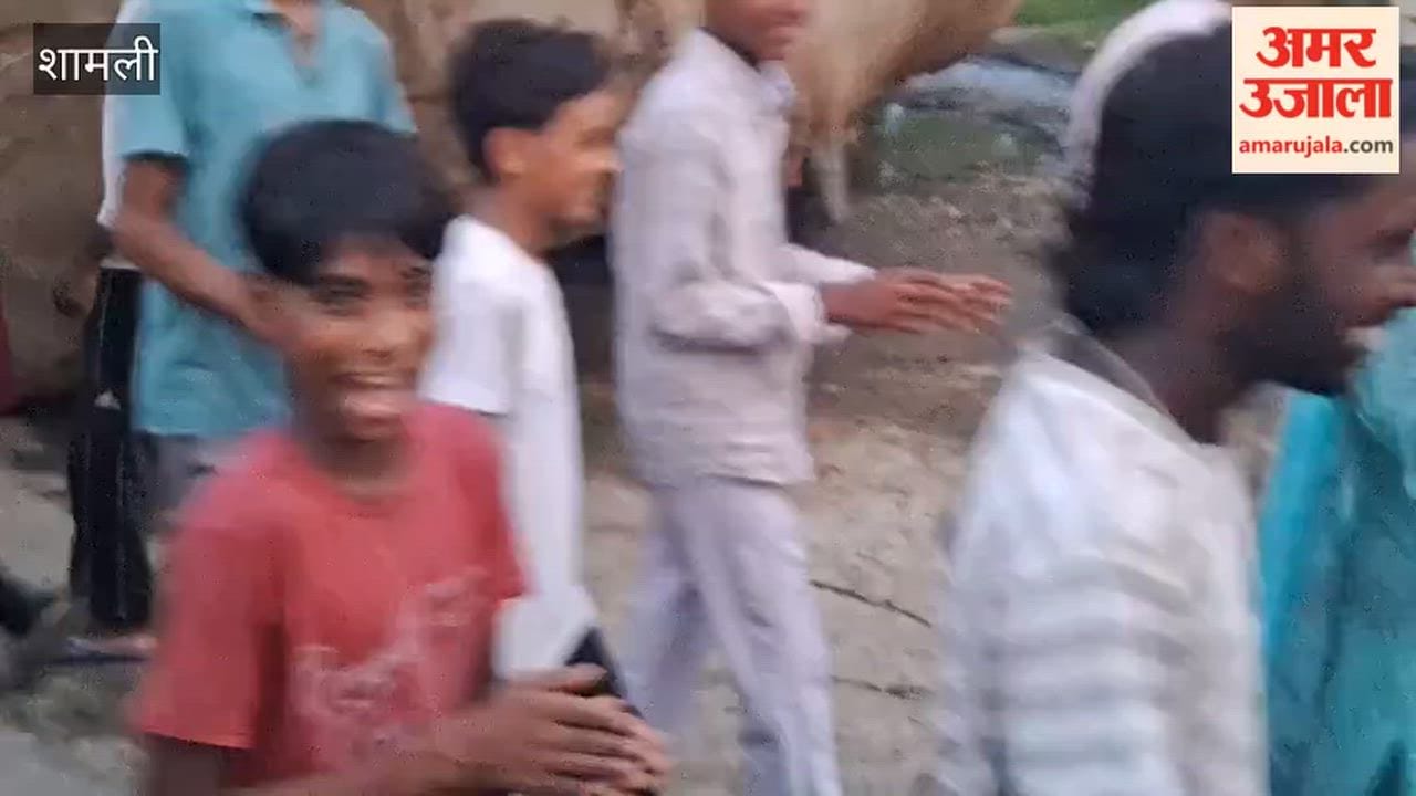 Shamli: Villagers take to the streets to protest against overloaded vehicles and the negligence of an ethanol plant; block the road.