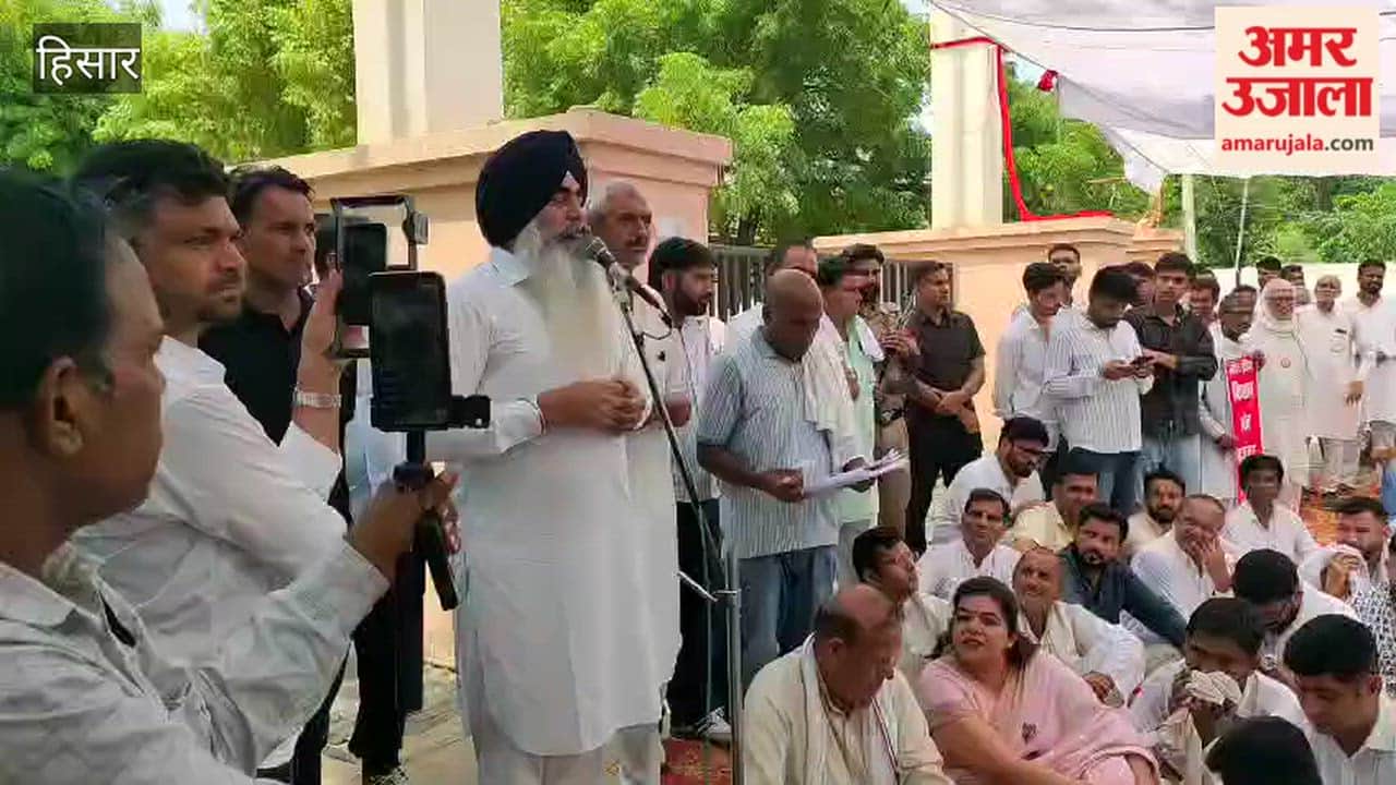 Farmer leader Gurnam Singh Charuni arrived at the protest site in Hisar.