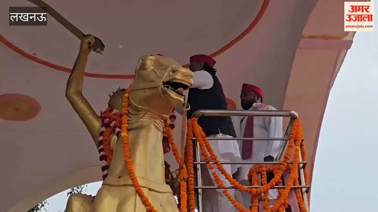 रानी अवंतीबाई लोधी की जयंती पर अखिलेश यादव ने लखनऊ के हजरतगंज में उनकी प्रतिमा पर पुष्पार्पित किया
