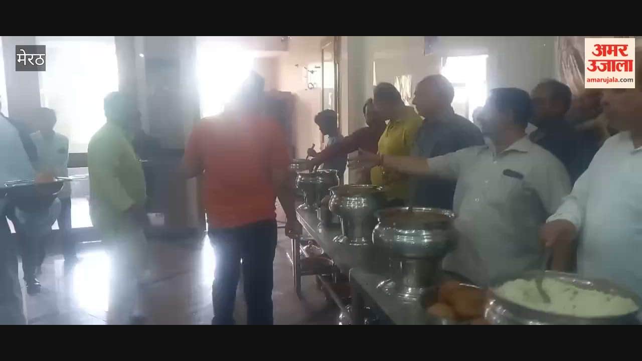 Meerut: An annual community feast was organized at the Mahakaleshwar Temple.
