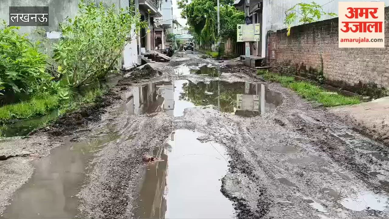 लखनऊ में बुद्धेश्वर चौराहे के सेंट मैरी स्कूल के पास सड़क पर गड्ढे, बारिश के बाद जलभराव से लोग परेशान