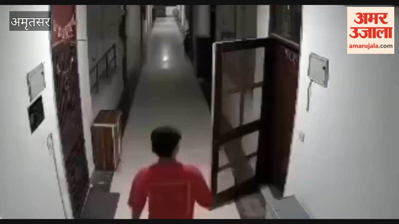 Tourist beats up delivery boy at hotel.