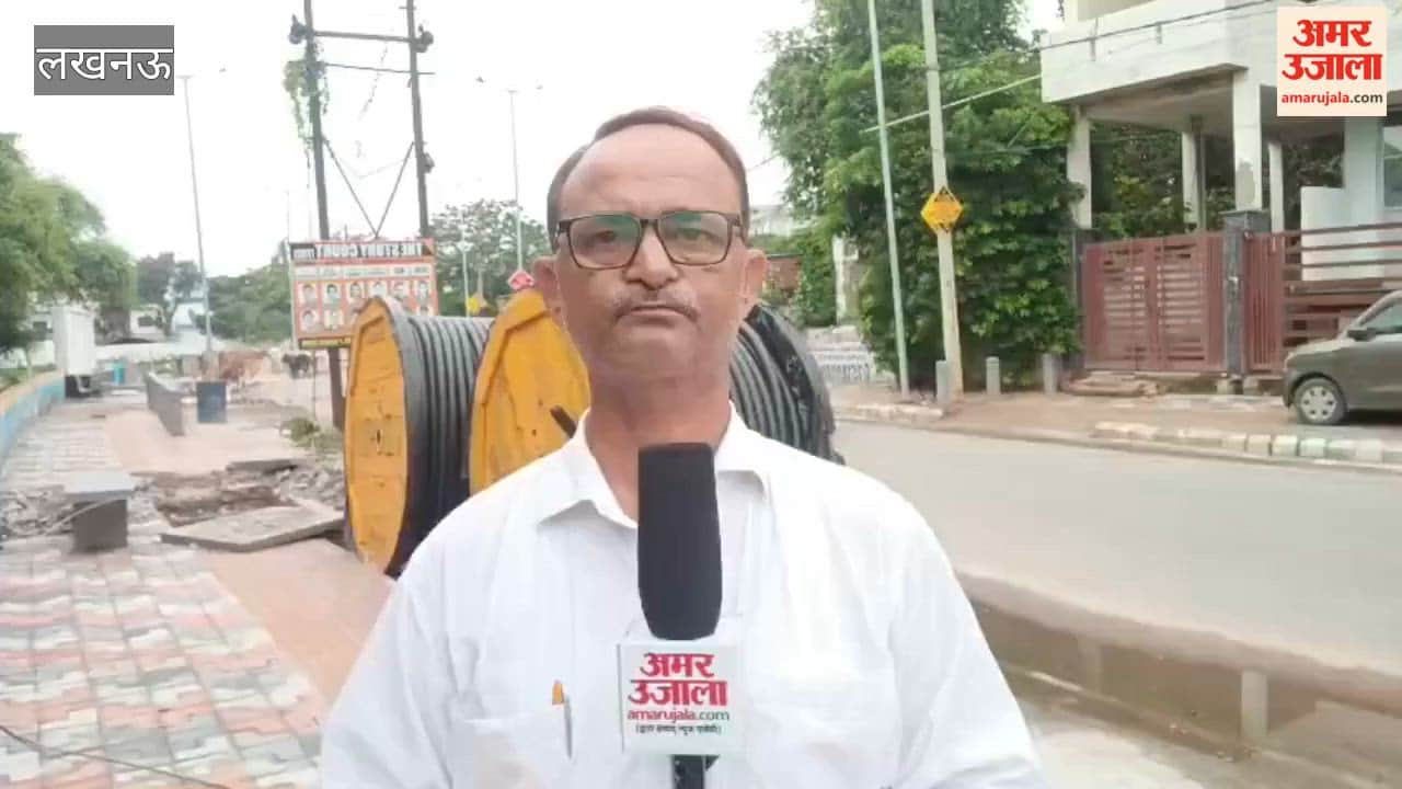 लखनऊ में बीच सड़क पर खराब हुई सरेनी जा रही हैदरगढ़ डिपो की बस