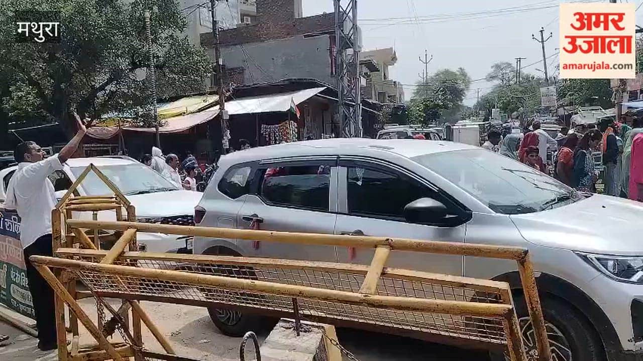 Crowds of devotees thronged Barsana along with roads mobile networks also became jammed