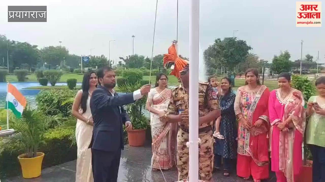 Deputy CM Keshav Prasad Maurya took the salute at the police parade and paid tribute to the martyrs.