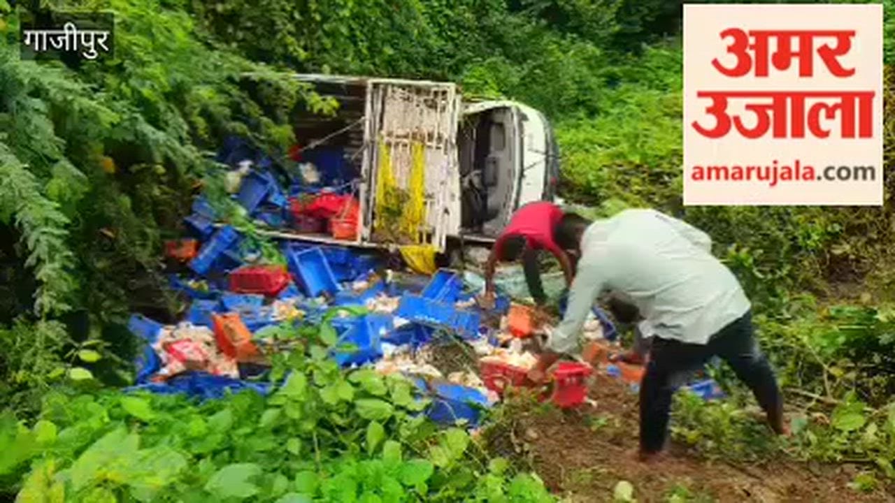 Pickup truck overturns after losing control due to a burst tyre; milk packets scattered