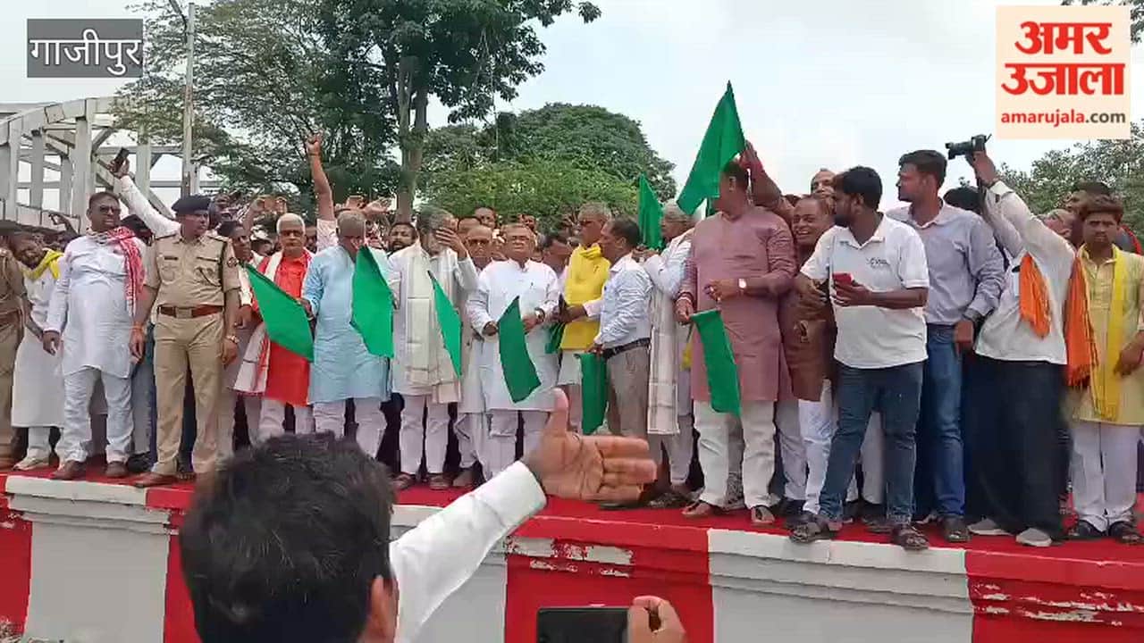 Kamayani Express begins halting at Karimuddinpur Railway Station