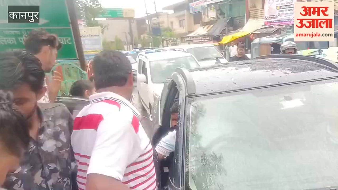 Shuklaganj: Collision between two cars causes one-hour traffic jam at Poni Road intersection