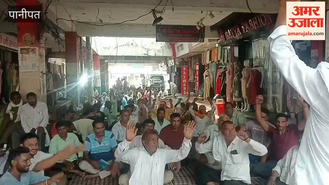 On the third day of the strike in Panipat, garbage was dumped in Chauda Bazaar; the municipal corporation's team did not arrive to clear it.