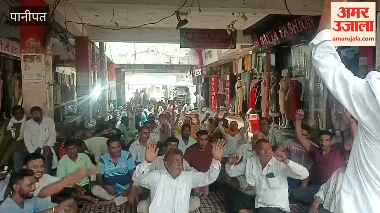 On the third day of the strike in Panipat, garbage was dumped in Chauda Bazaar; the municipal corporation's team did not arrive to clear it.